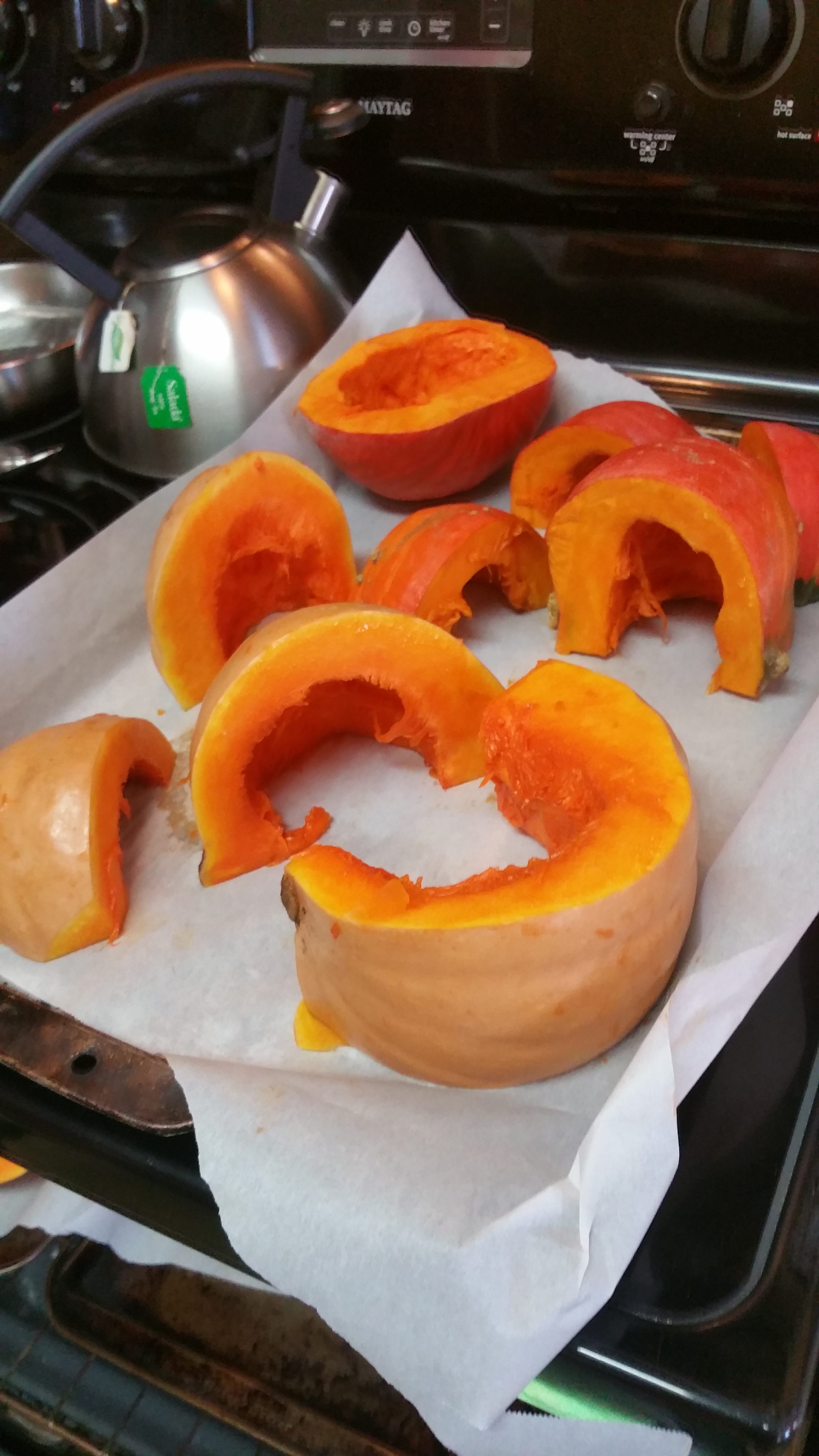 Homemade Pumpkin Puree Recipe Great for Thanksgiving, Christmas, and all Holiday Baking! | mntmommies.com 