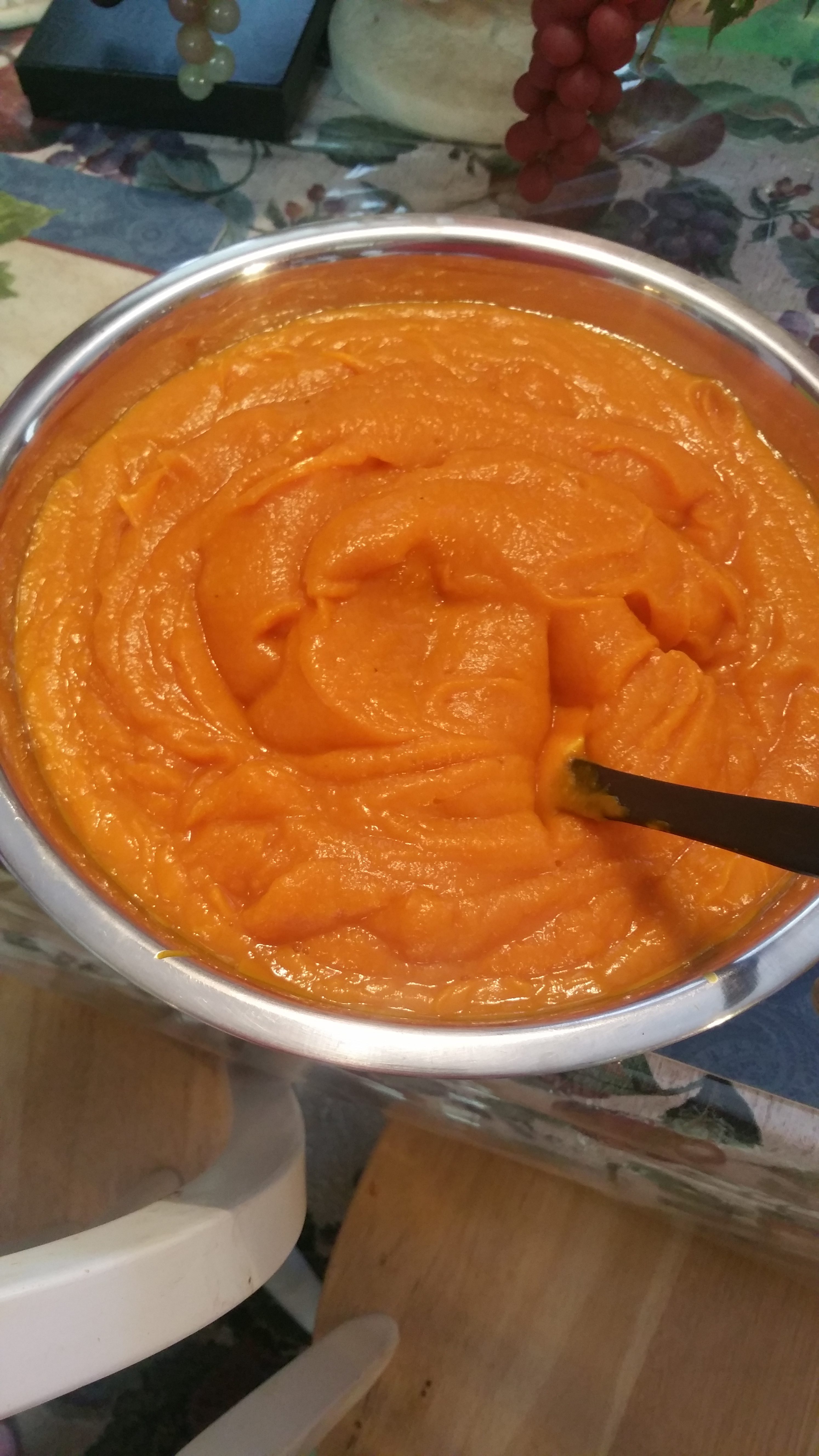 Homemade Pumpkin Puree Recipe Great for Thanksgiving, Christmas, and all Holiday Baking! | mntmommies.com 